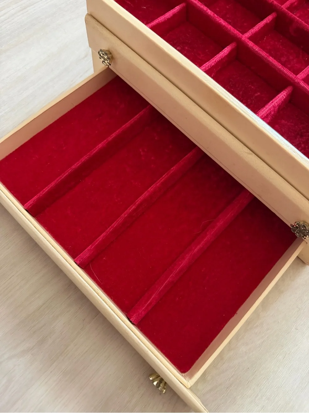 Vintage Mid Century Jewelry Box Faux Leather Ivory Red Lining